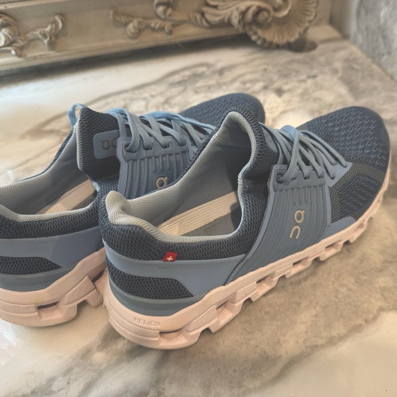 Women’s oncloud size 8, VGUC - Picture 1 of 5